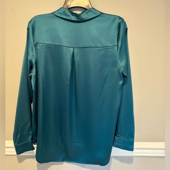 Women's Satin Long Sleeve Button Doen Dressy Top - brand is Pleione Size M -NWOT - Picture 4 of 10